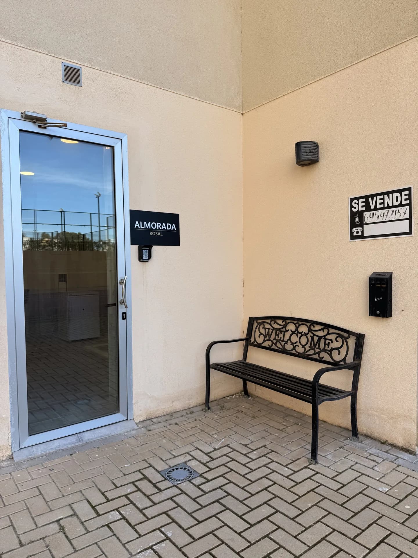 Entrance to Almorada Rosal, with the building's welcome bench