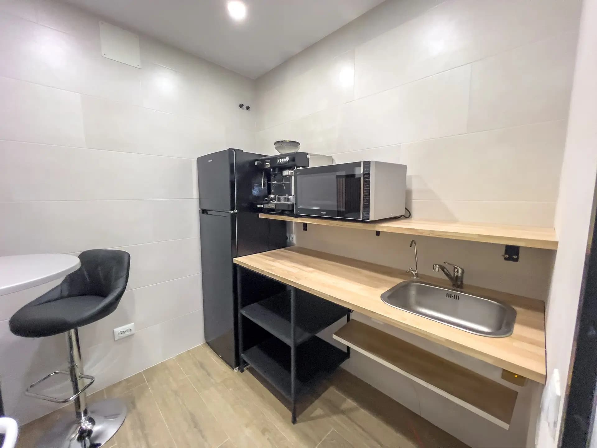 Shared kitchen with fridge, microwave and breakfast bar
