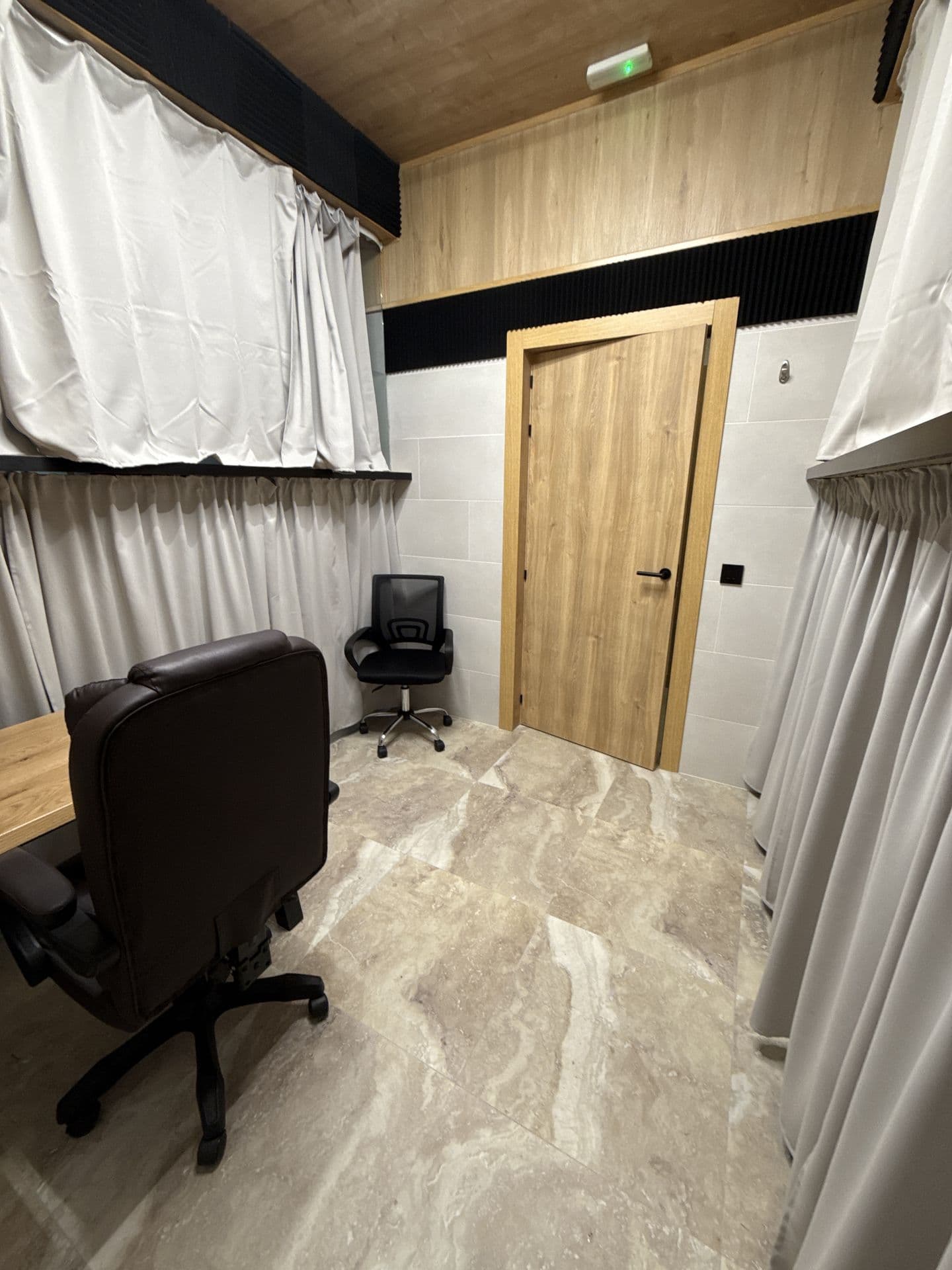 A smaller private office at CoWork Altea, acoustically curtained for calls