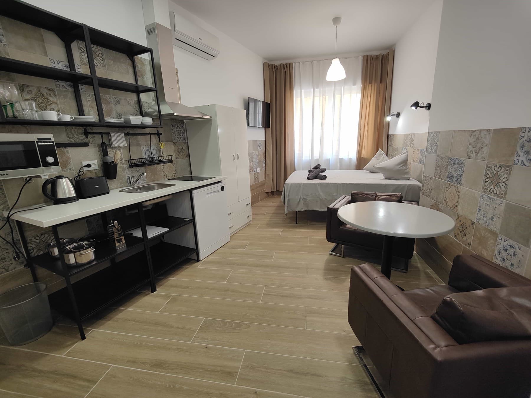 A studio at Hotel Apartamentos Pueblo Mar, with the bed, a small lounge area and a dining table